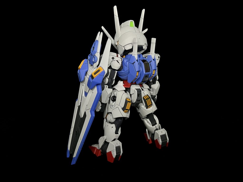 ツインアイと後頭部のセンサーは、蛍光シールの上にスジボリ堂のスジボリガイドテープを貼り付けています。シェルユニットは全て付属のシールで、肩のシールの上にはタミヤのスモークを薄く塗っています。