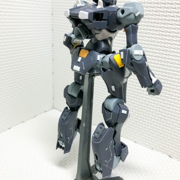 ガンダムファラクトのディテールアップをしています。大体の形が見えて来たので、一旦仮組してみました。高機動の機体なので、ウイングパーツや、スラスターを一部増設しています。（3枚目）