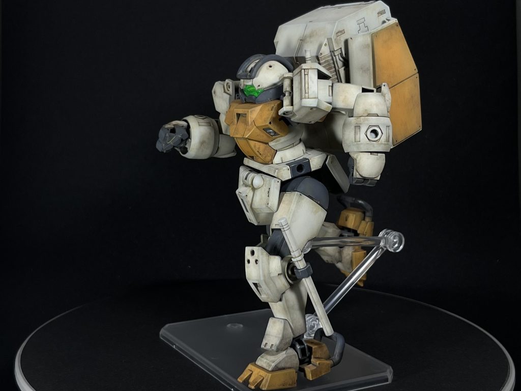 ・陸戦型デミ30mmのコンテナを使って少改造して作成しました。コンテナは上下逆さまにして担いでます。アンテナは左肩奥に差込口作って差してます。コンテナにロングビームライフルがそのまま入らなかったので砲身だけカットして新調しさらに分割できるようにしています。