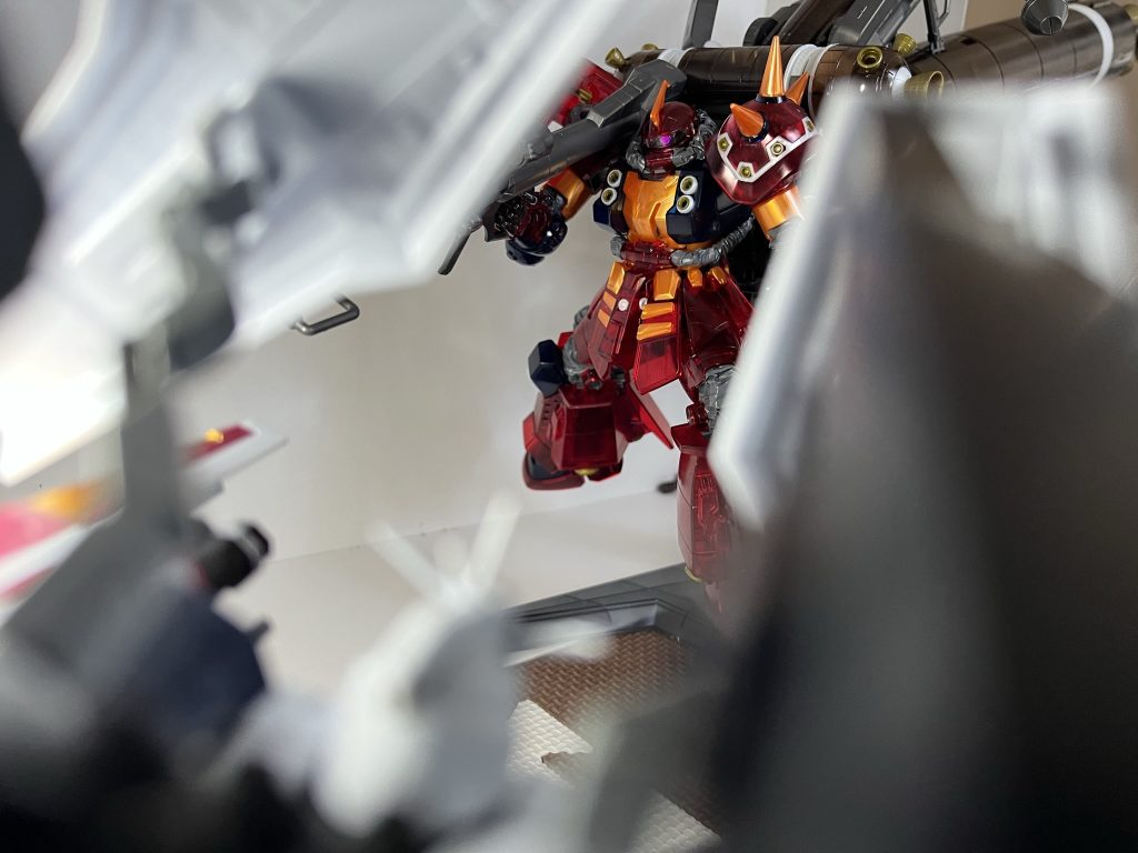 フルアーマーガンダム越しに…！