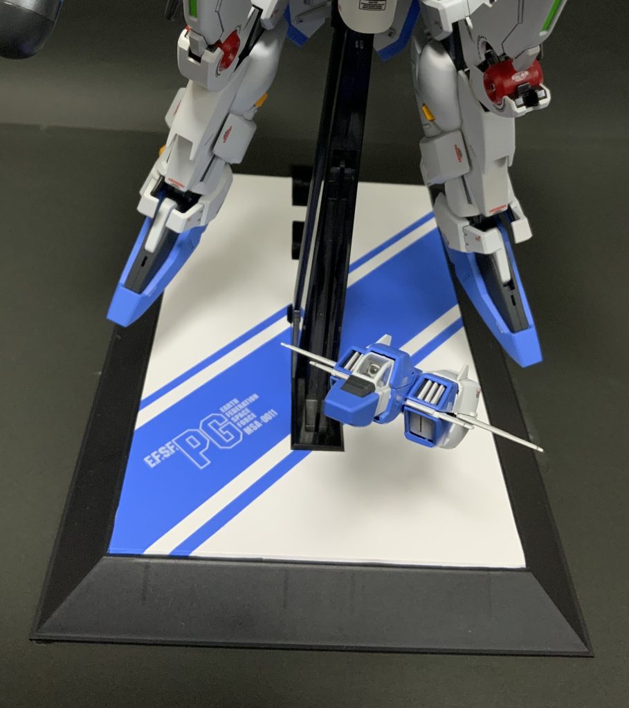 スタンドはカッティングシートにブルーの塗装でそれなりに見える様に。