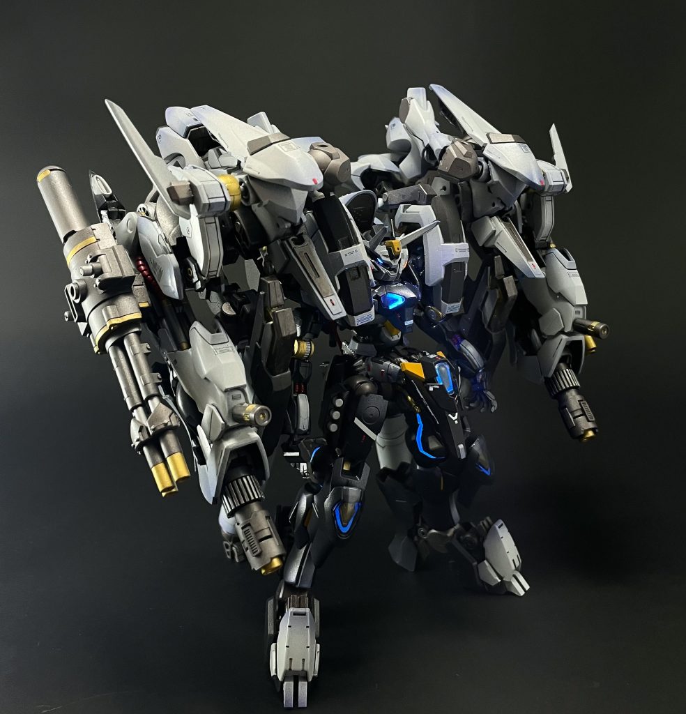 目を引くバックパックはギミックを仕込んだ武装にもなっていますまたバックパック装備時はマスク、肩に装甲が追加されセンサー系統も強化されてる風にしました