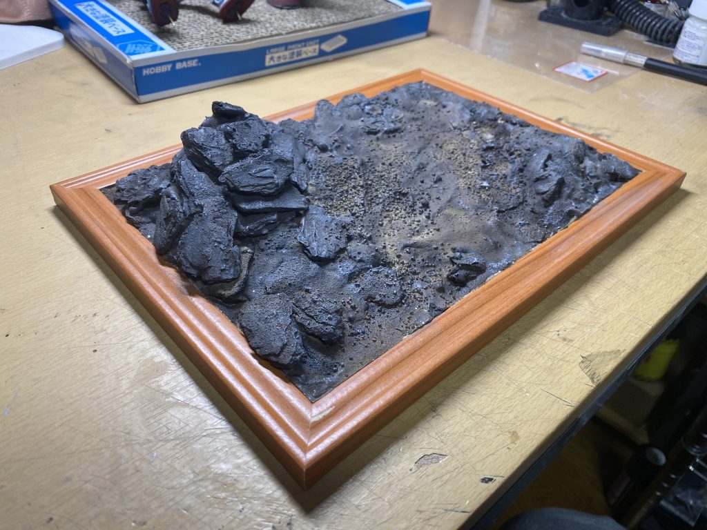 ベースは100均のフォトフレームと紙粘土、はいつもの。岩場はバークチップを使いました。