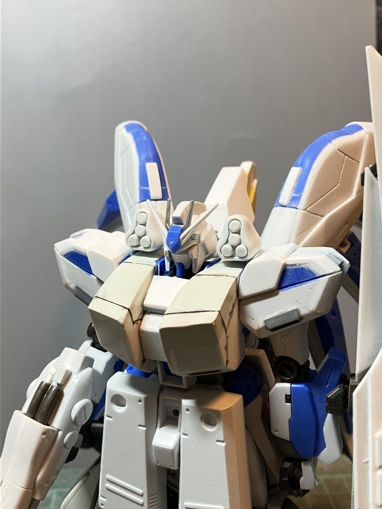 胸部のボリュームを増やすためパテで増強ファンネルコンテナは二回りくらい大型化