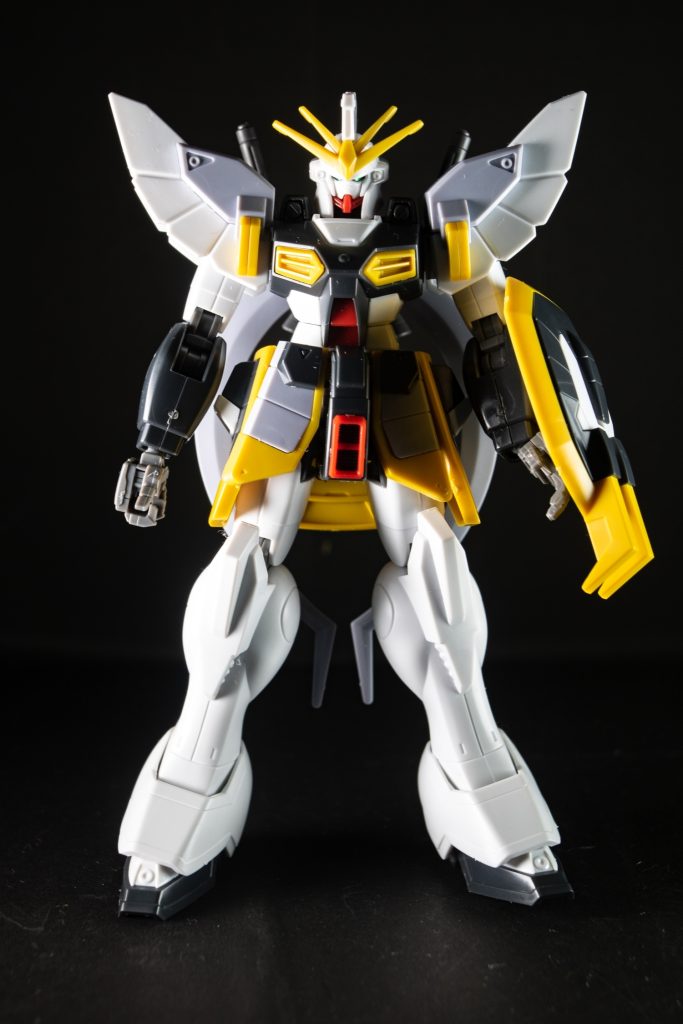 フロント:がっしり目に肩と腰が独特な感じだ。けっこうアラブぽさがあって、Gガンダム系統ぽくも見える