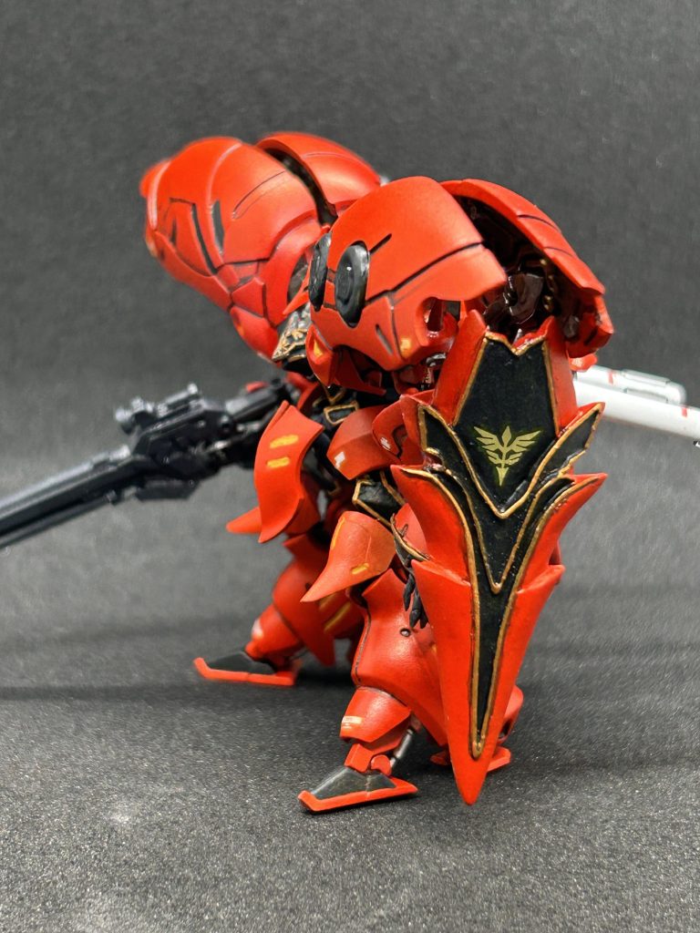 シールドはシナンジュのに比べて太くて短いです、作ってる最中に「あ、やべ、なんか形違う…」と気付いたのですが、こっちの方がキュベレイに合ってるじゃないっ!と思い込み、そのまま作りました。正直出来はあまり良くないですが、大きさが大きさなので苦労しました。ネオ・ジオンのマークはデカールです、決して手抜きではありませんよ、断じて違います。