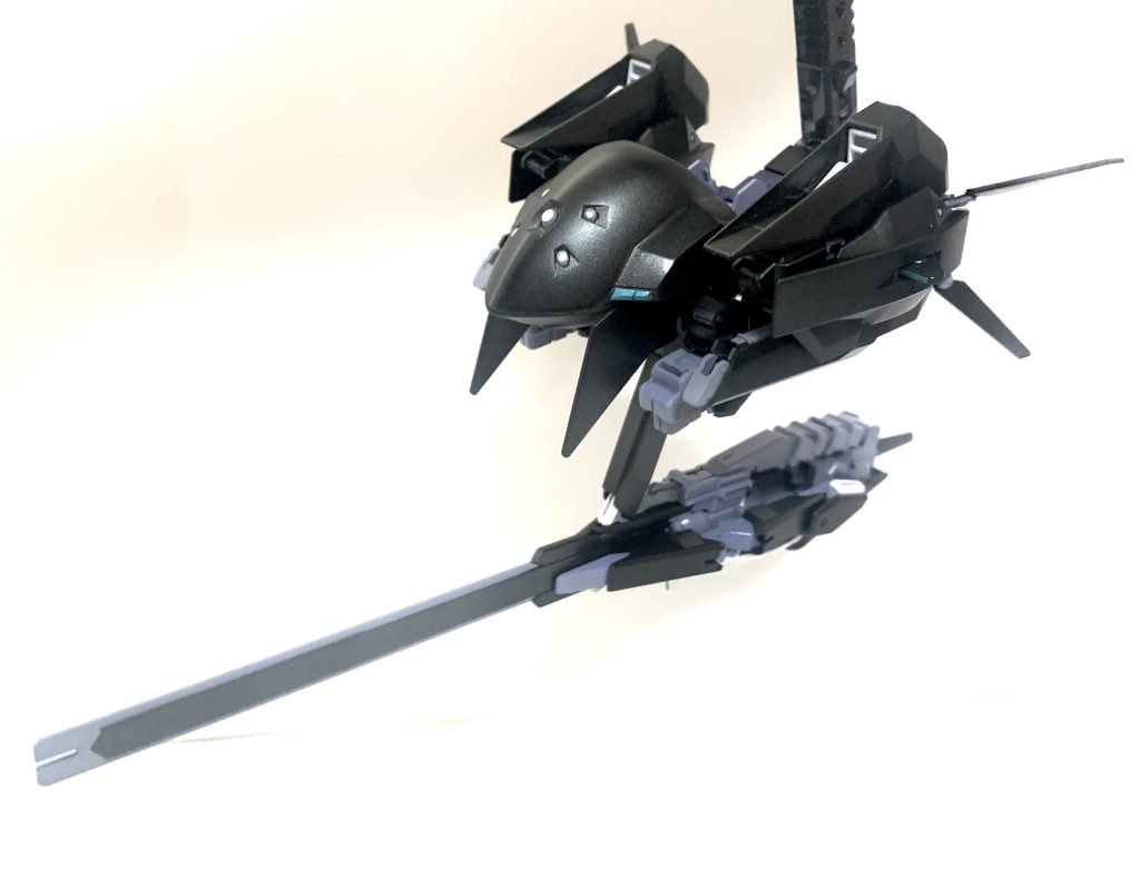 サイコブレードカスタムは変形不可ですが、内腿を削り変形可能なように調整しています。羽根もリブート版の形状にしています。