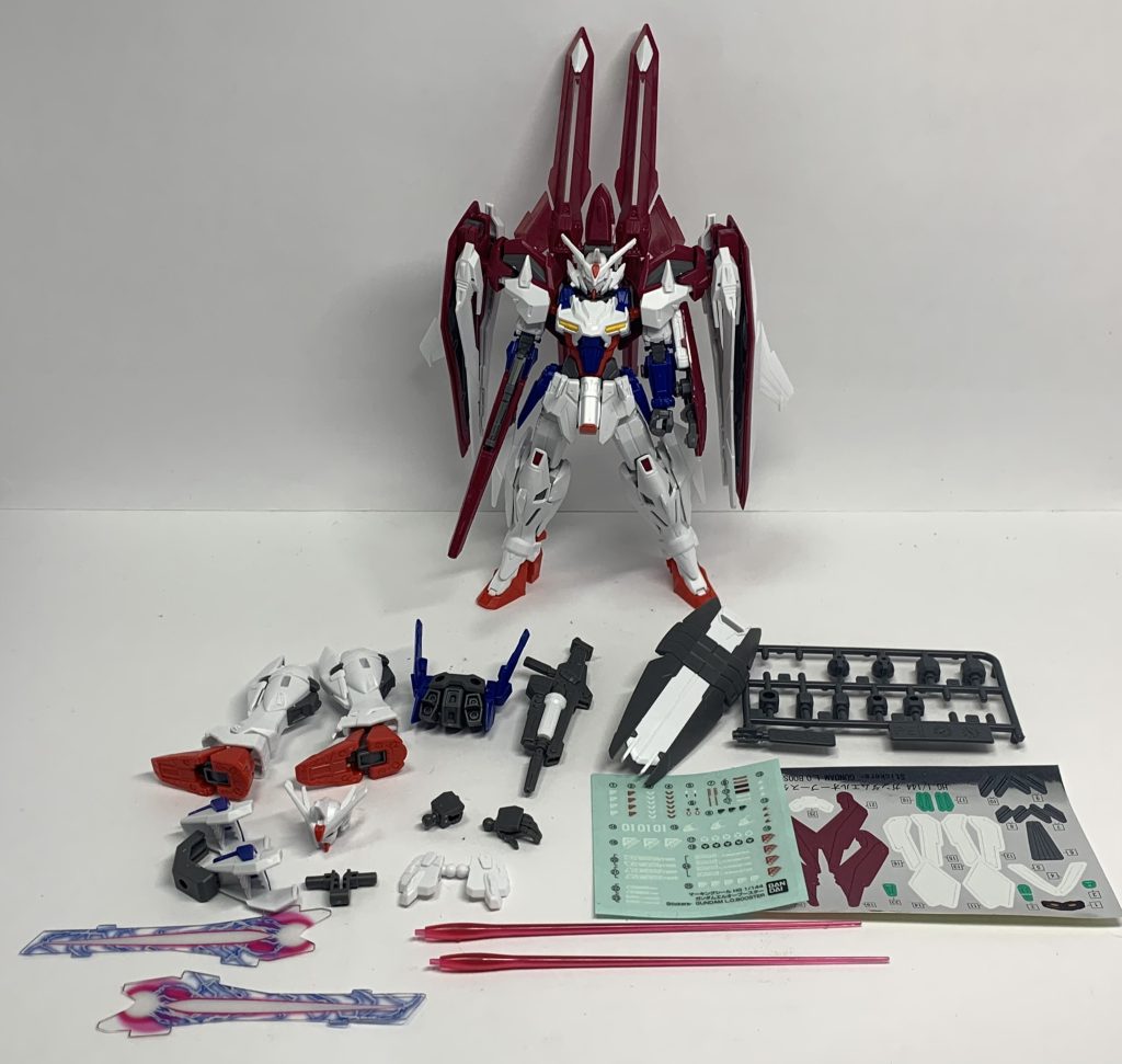 余剰パーツ類と色分けシール等。大元であるHGACガンダムジェミナスからの差し替え部分が余ります。胸部パーツの白と黄色以外は揃っているのでガンダムジェミナスもどきは組み替えれば可能になってますね。組んでいての感想ですがHGACガンダムジェミナスの良いところも悪いところもそのまま引き継いでいるのでやや安定性に欠ける印象がありました。ですがエフェクトパーツも付属しているため満足度は高めでおすすめです！