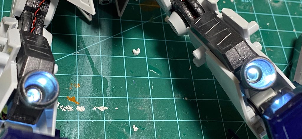 レッグバーニア点灯。LEDの線は装甲内部を通し、極力見えないようにしています。また、関節部では線を露出させています。