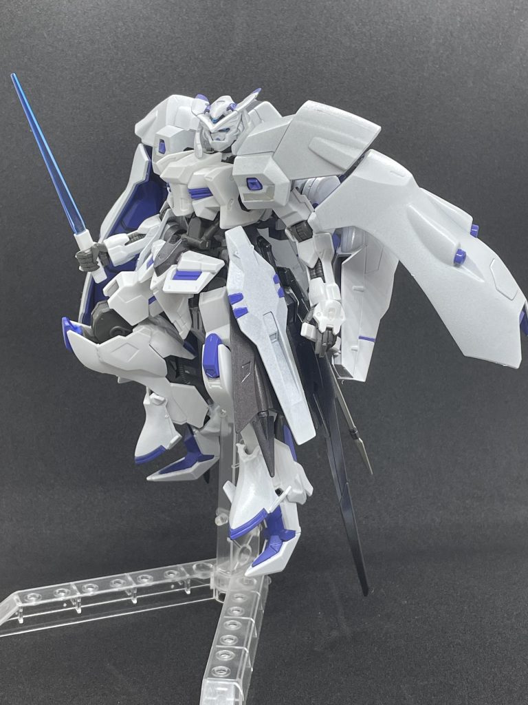 「チカプカムイ」には、「エイハブパーティクルブレード」が2振り内蔵されており、近距離での戦闘をサポートする。また、このブレードには、通常よりも刃が短く取り回しのしやすい「ダガーモード」への切り替え機能が搭載されている。