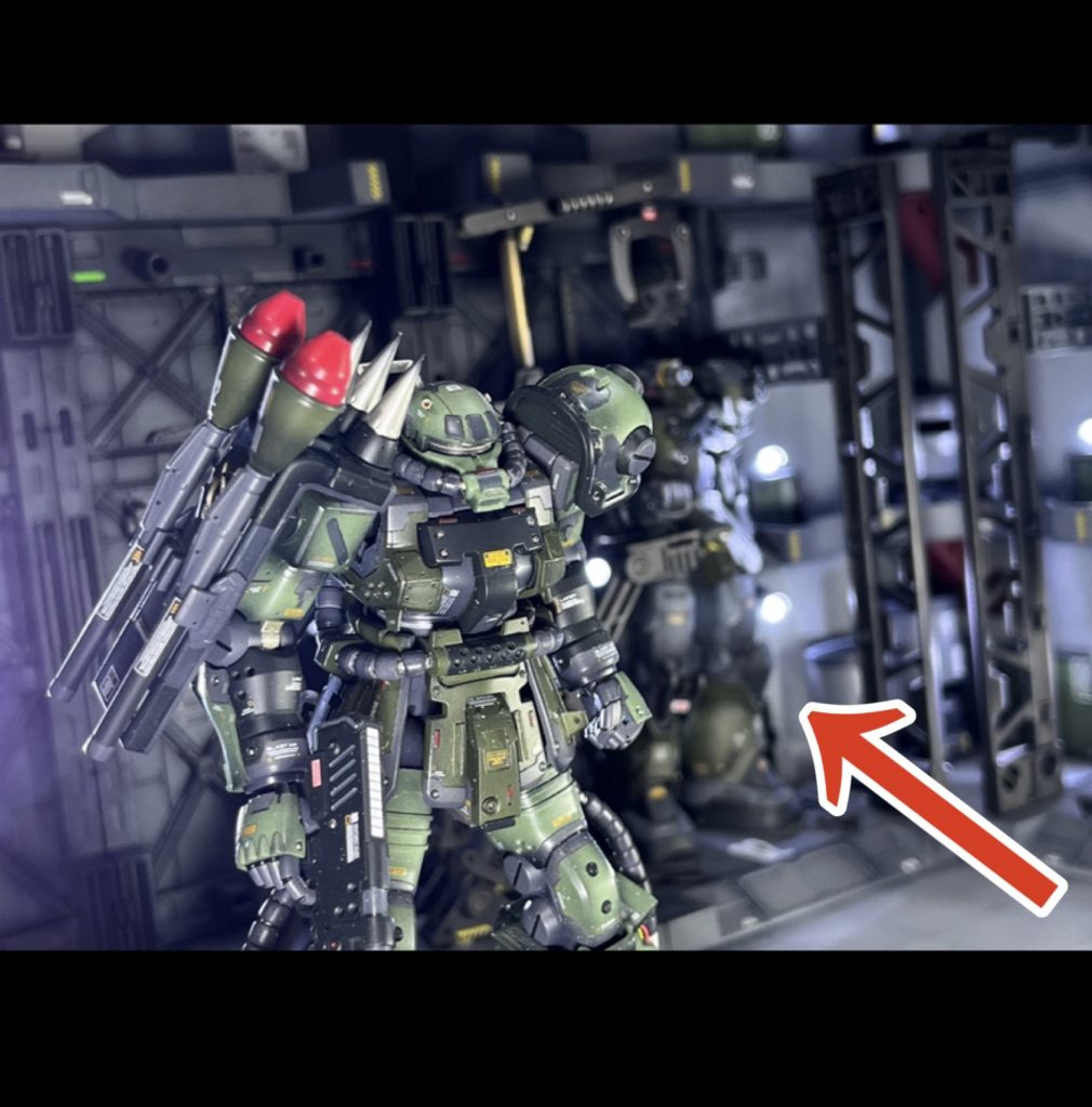 矢印入れてみましたがどうでしょうか?やっぱりF2が目立ちますね…笑ただ、それこそが自分が目指したかったところというか、この出撃の瞬間のF2ザクの後ろにボヤッと開発中の機体が見えることで、ジオラマのワンシーンに奥深さが出ているんじゃないかと思います。昨日の投稿作品、ここガンスタはもちろん、Twitter、オープンチャットなどで結構大好評をいただいていますが、その要因の一つにこのザクスナイパーや破壊されたザクくんなんかがいるのかなぁと思っています。