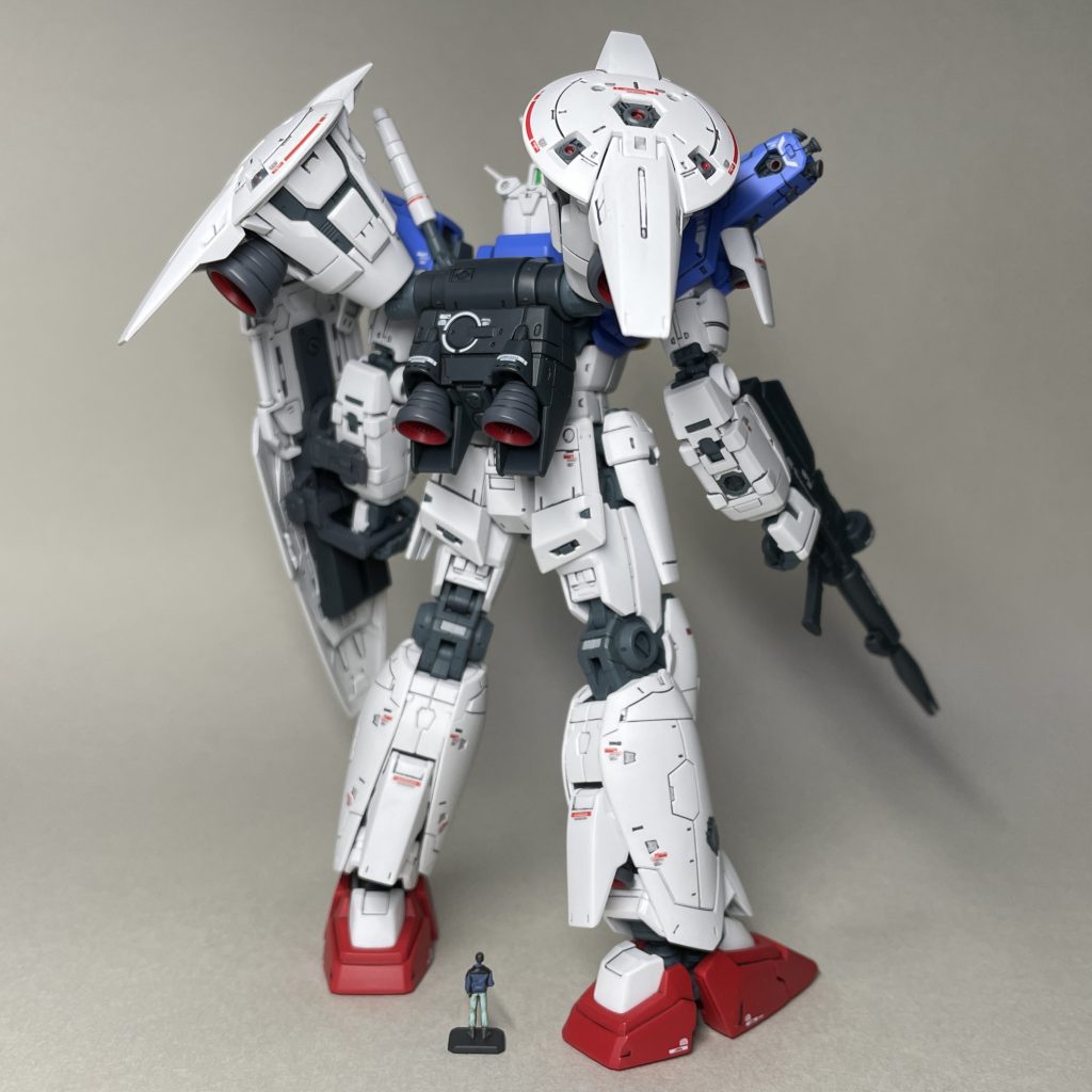 RG1/144 ガンダムGP01Fbと並べて うしろ 1/144 GP01Fbは、旧キット、HGUC共に組んだことはあるものの、満足いくものを作るには手間がかかると感じ、好きなMSにも関わらずどちらも塗装して完成させることなく手放しました。 RGフルバーニアンは、プロポーション、ディティールに関してHGUCで物足りないと感じた部分を解決していて、そのまま組んでも素晴らしいものになりました😊 塗装する場合はフレームの扱いが厄介ですが、肘を破損させたものの素立ちしかさせないので、固定ポーズだと割り切って良しとします。