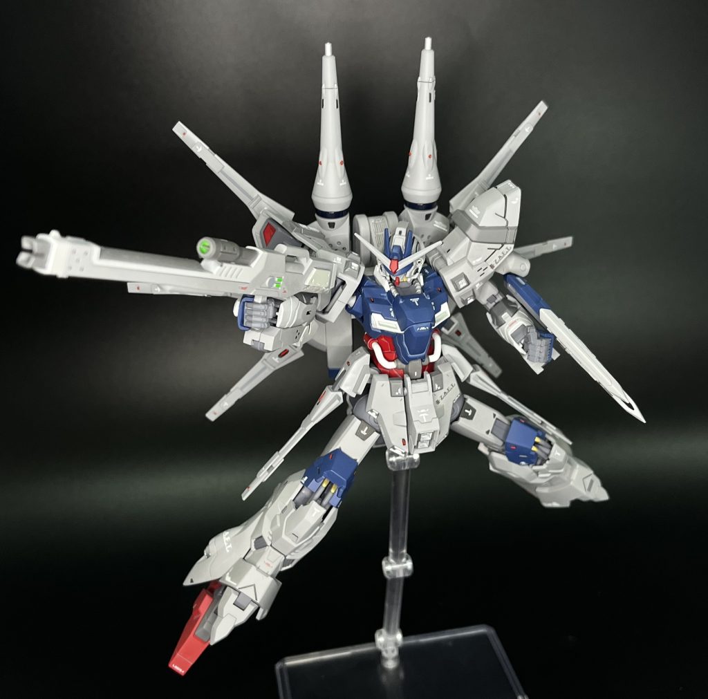 このキットが発売された当時は中学のころでした友達がこのライフルを塗分けているのを見てカッコいいーと思った記憶がありますにしても3パーツ1色構成なので塗り分け頑張りました!!