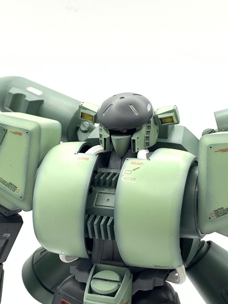 頭部はMGガンダムのヘルメット、顔はエポキシパテで作りました。胴体基部はキュベレイです。たまにはこういう遊びも面白いですよ。