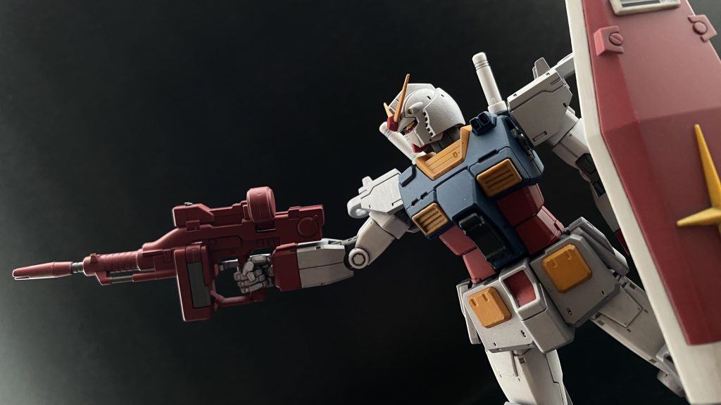 　AI制御による無人機とされるこの機体だが、入手した資料とは別に手に入れた音声データがある。▶️音声データ再生「はぁ…、はぁ…、…ブラックボックスにしてはスペースを多く取っている…、ピッ、バシュー…、ずいぶん大きいな…、ぅん？覗き穴？、緑色の光…、…いや、液体、なのか、中になにか入って…、筒？、筒状のケースだ。…う、…ああ、な、なかに、…クソッ！ヤツら、…なんてこった、ヤツら、人を、使ったのか…、人を、部品に…、人を、…人の、いや、…あれは、NTの…、クソッ、クソッ…、…ダダダダッ、バンバンバン！チュイン、チュイン、…はぁ、…はぁ、警告も無しに撃ってきた、バンバン！…はん、今更技術士の一人や二人、いなくなってもいいってか、…チクショウ、…バンバン！ガタンッ…、ぅあ…、ここまでか…クソッ、このデータだけ、は、…バンッ！」