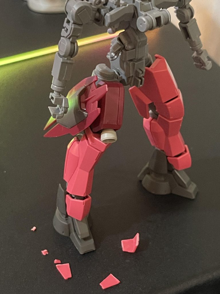 シュヴァルべカスタム(シクラーゼ機)にノーマルシュヴァルべのパーツが結構な割合で余剰パーツとして付くので、それを他グレイズキットに組み込んで俺グレイズを作ろうや…って魂胆から本作の構想を開始しました。棚の守護神とか言われてますがシクラーゼはボーナスパーツ多い良キットですよ。グレイズに外れなしです。シュヴァルべは膝アーマーが太ももバーニアとの干渉避けで細くなっているのですが、ここは余剰が付属しなかったので、ノーマルのものを細く切断加工しました。我ながら綺麗に行けたと思います