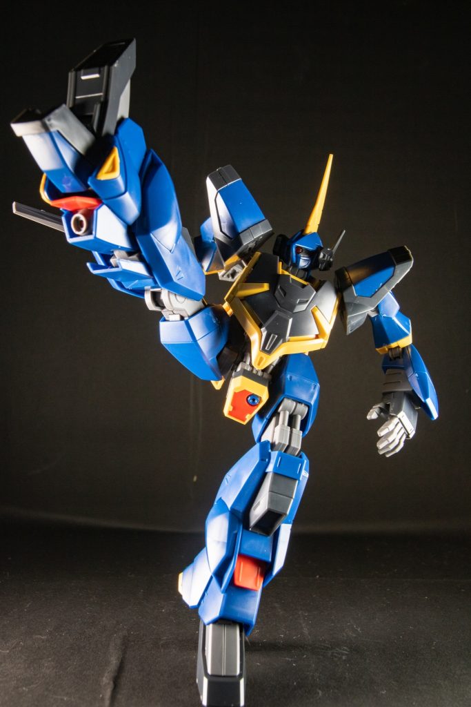 足上げ。ボディに引っかかってしまい上げきれていないが、ほぼ直立に蹴り上げられる