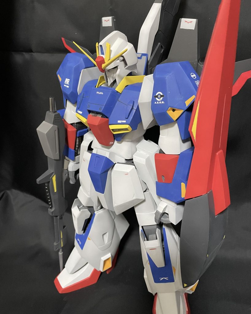 アニメ設定画のマッシヴな体型のZガンダムを目指しました。色合いもアニメ基準としています。シルエット的には胸幅と肩アーマー、腰アーマーのみ小型化されています。