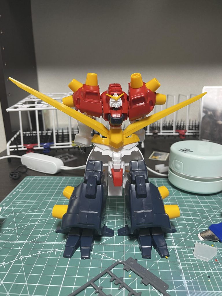 この状態からスタートし足の関節の長さ調整と手はハンドパーツ買ってきて付け替えました！背骨部分も切断し角度を変えたり色々しました！