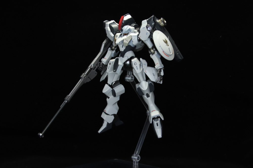 ブースターとラウンドシールドとロングレンジライフルとビームサーベルとシンプルな装備で構成されガンダムファラクトの基礎になった機体