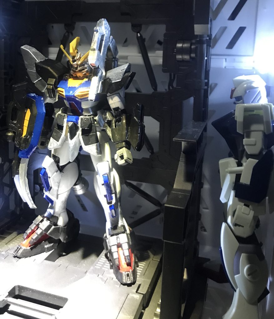 ダガーlパイロット「お客さんの整備はまだ終わらねえのか、いくら試作機ったってMS一機にいつまで時間かけてんだよ…」整備士「さぁ…?お客さんの整備は専属のチーム以外触らせないそうで、現場の俺達じゃ何やってんのかさっぱり分からんのですわ。でも機付長の話じゃ、あの型式番号は前の戦争でロゴス派が使ってた非正規戦仕様と同じみたいで」ダガーlパイロット「透明になれてどこへでも潜り込めるってアレか?初期の試作機がオーブのコロニーでザフトに強奪されたって…」ダガーlパイロット(透明になれる、か……。この国、大西洋の連中とは仲悪いし、最近俺達ずっとテロリストの捜索してるけどまさか……?いや、流石に考え過ぎだよな…。)