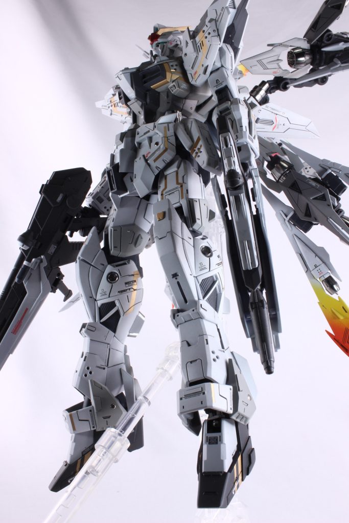 シールドはオミット ジャスティスのパーツをほんの少し流用し、ビームライフルもジャスティス用を用いて2丁持ちに。背中との差別化を図るためおでこパーツ以外に暖色は使わず。久しぶりにメタルパーツも少々散らせました。