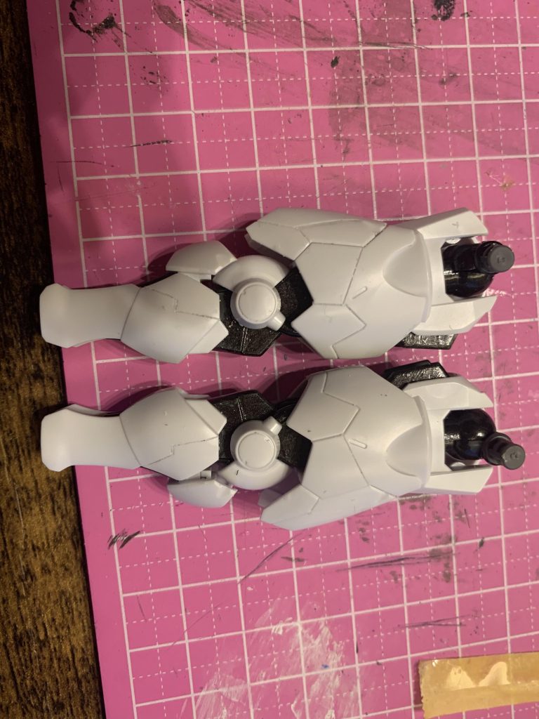 脚のスジボリです。タガネで掘ってます。