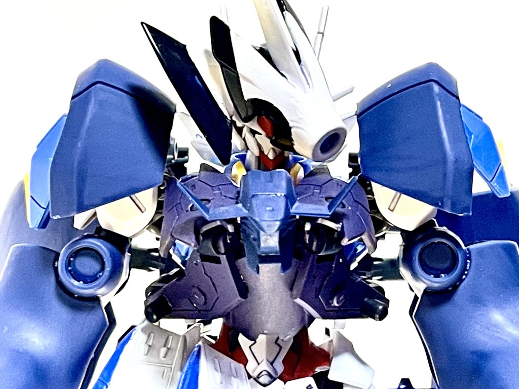 【ウィッチクローク】このフルアーマーパッケージは、通常の装甲とスラスターに見せかけた、プロスペラの目的のための機能が隠されている。今後のパーメットスコア7以降の上昇を見据え、これらの装備は発動したパーメットの力場に反応して共鳴し増幅させる。それは装甲素材の強度を増して腕の切断はおろか破損も許さず、ガススラスターとは異なる機動を生み出し、展開されたフィールドは全てを見通すだろう。