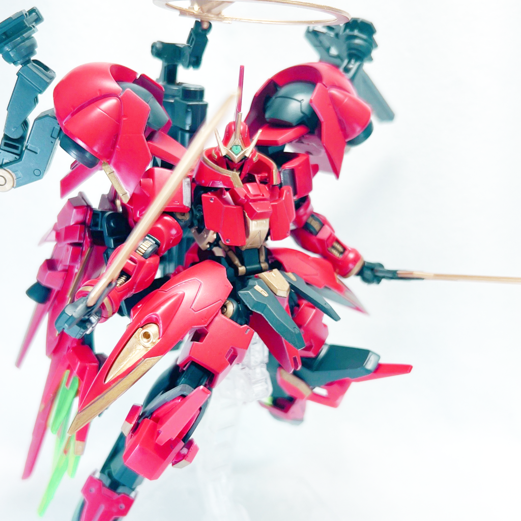 実体剣:対ビームコーティングを施された二振りの長剣。この時代に珍しく、ヒート化などの特殊機能のない純粋な鍛造剣である。現行のパイロットはこれを用いた近接戦闘を得手としている。