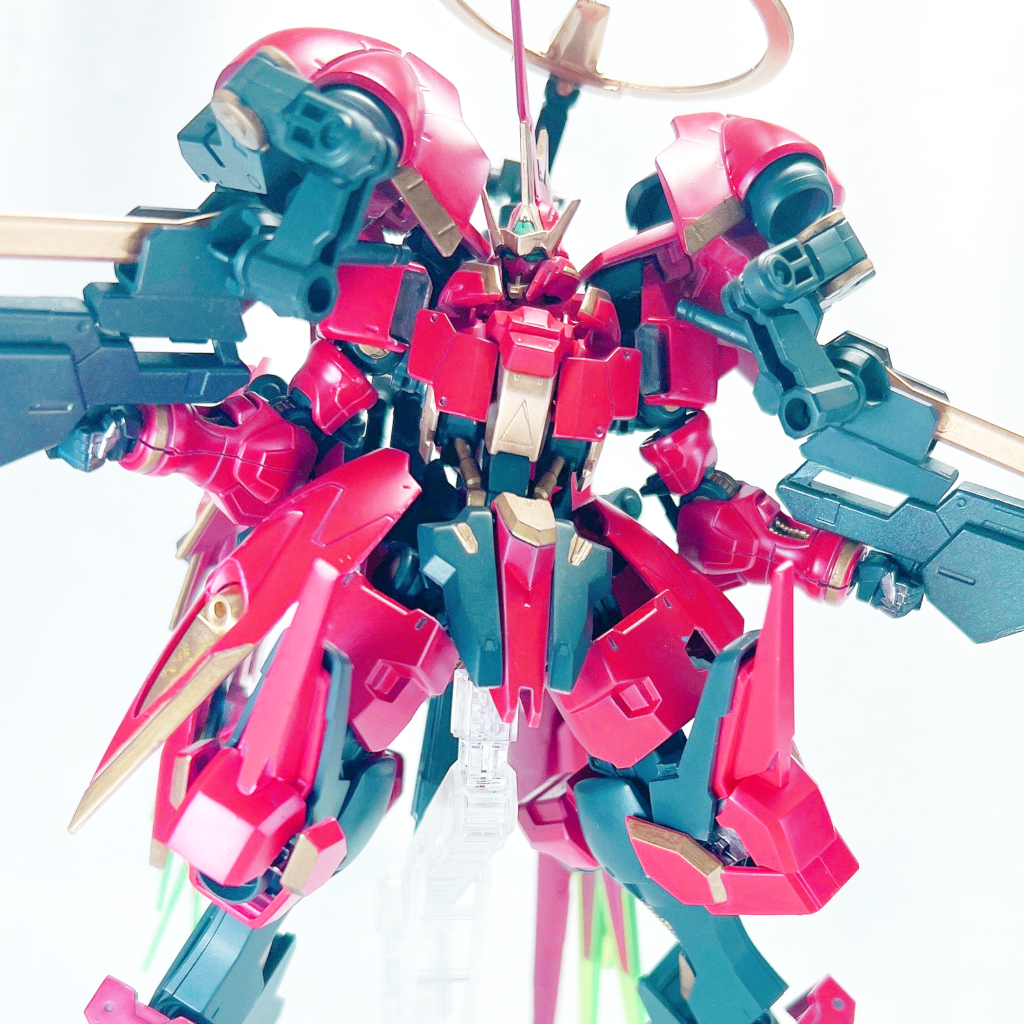 両肩部:ライフルと実体剣を懸架した多関節アーム式の兵器プラットフォーム。戦闘時は前面に展開され、両手に武器を供給する。電気系統を最低限にしているようで、ライフルを懸架したままでの(ハンズフリーでの)射撃は記録にない。しかし武器も含めて異様に堅牢であり、全体で可動式実体盾の役割を兼ねている。