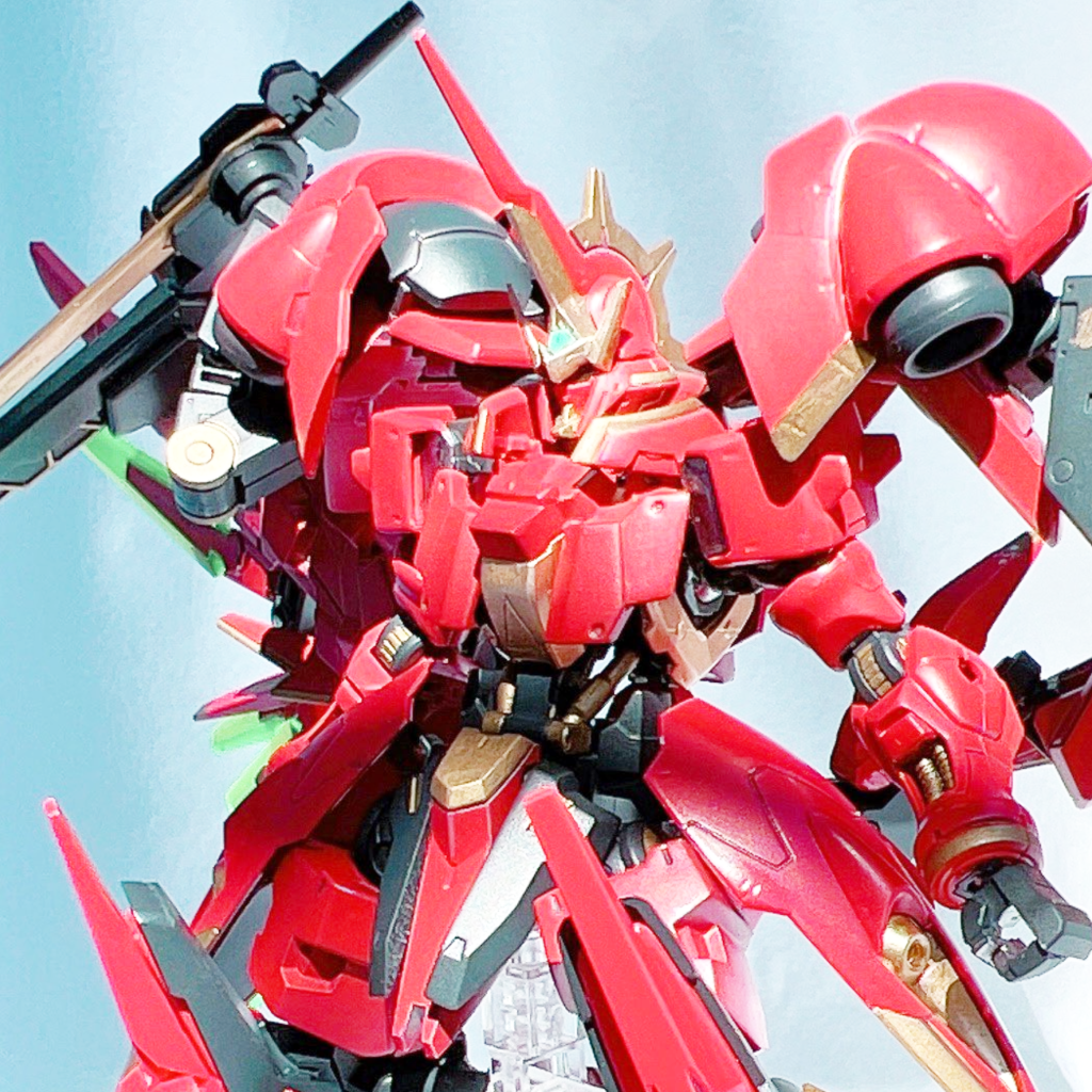 「最終盤で自軍に寝返り真のラスボス戦で共闘してくれる、ストーリー開始時点でのラスボス」がテーマのため、ヒロイックな外見になんかヤバげな後付け装備という構成になっています。ウン十年前、リアル中学2年生の頃に思い描いたオリロボを下敷きにやっと立体化にこぎつけた、そんなミキシングモデルです。見てるか昔の僕。やったぞ。ここまでお読みいただきありがとうございました!