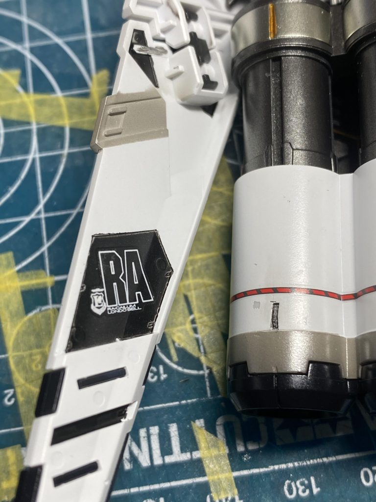 シールドの内側を塗り分けてデカールをはり情報量を増やしていきました。