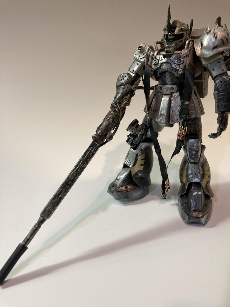 モニターの性能が低下。自機の光の反射は塗装でしのぐ。モノアイを細く。どうせ見えないなら敵にも見せない。