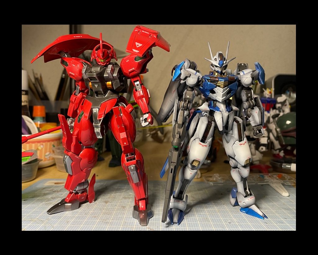 光沢クリアーを吹き付けてコンパウンドで磨き完成。前回制作したガンダムエアリアルと一緒に撮ってみました。