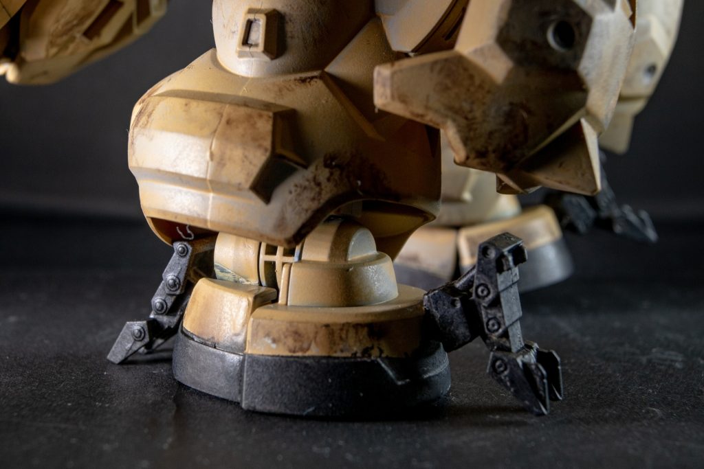 レッグには砲撃時の支えとなる爪を追加した。これにより射撃時のバランス制御と、高速移動後の緊急砲撃時の機体固定に役立てる。