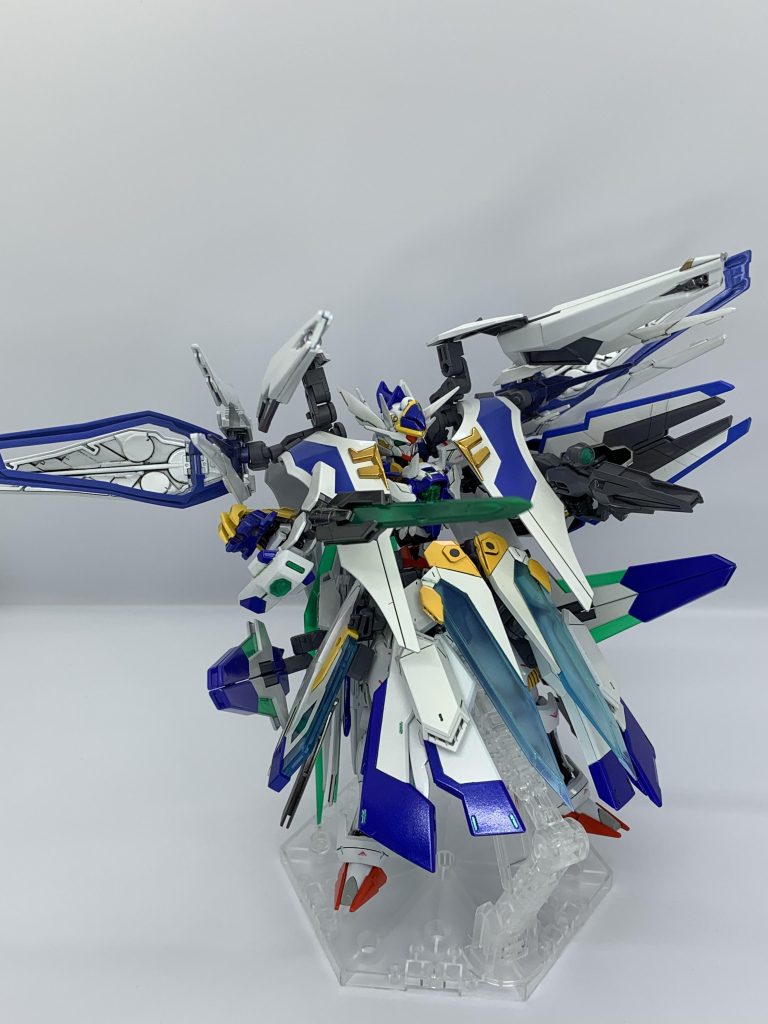 プラスクローク内蔵の射撃兵装により、従来のライフルやライフルビット兼用キャノンと併せて射撃戦でも高い火力を持てるようになっている。