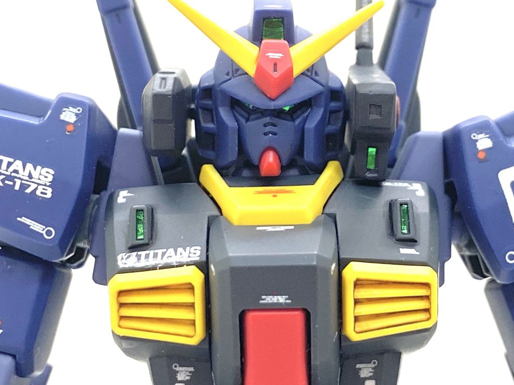 デカールはRGのガンダムMk-II用をメインにHGUCユニコーン用や市販のデカールを使いカトキ風を目指しました。ガンダムMk-IIも試作機中の試作機なのでそれを踏まえて細かい箇所まで貼っています。凄くカッコイイデザインのMGのver2.0のガンダムデカールもあったのでそれも一部で使っています。