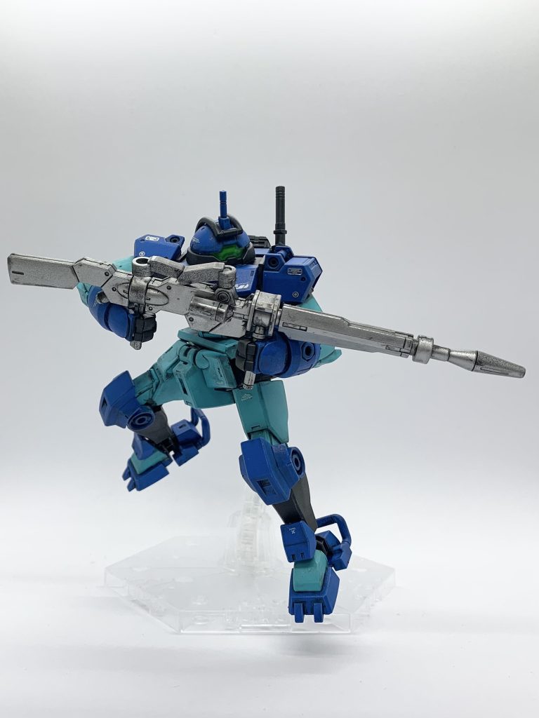 遠距離からの攻撃も任せてください！このポーズでも強引に狙い撃ちます！