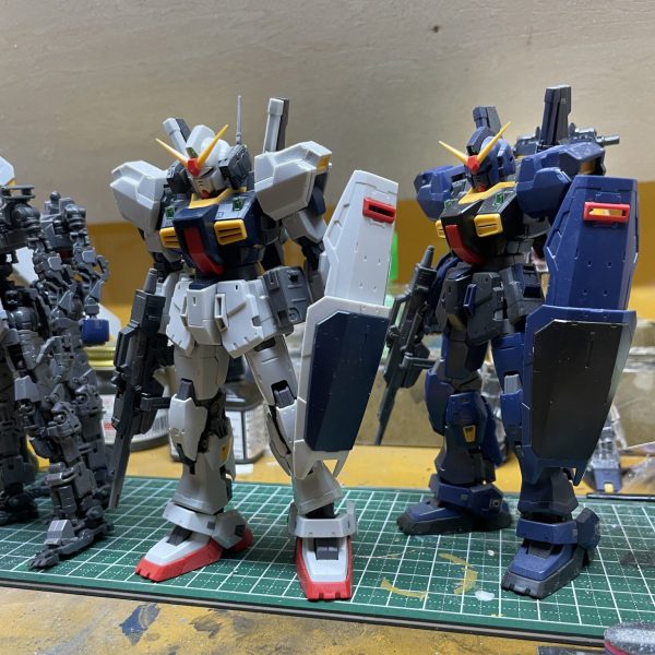 ガンダムマークⅡ今、マラサイのライフル頑張って作ってます！RGのライフルを使わずに、、そんな中、RGのマークⅡをゴソゴソ、、私、マークⅡが凄く好きで、、、4機おります。。元々、ティターンズカラー2機と、エウーゴカラーの1機だったのですが、、、リサイクルショップで素組みが1,500円、思わず買ってしまいました。。。エウーゴが2機、、これは、、、クワトロ仕様かな、、、フフフ。。でも、RGの塗装って、、苦手、、、とりあえずフレームだけで塗装、、あと、細かいパーツが多すぎて、、、まあ、、まず、マラサイ、ガンキャノン、ディランザを仕上げなければ、、、、（1枚目）