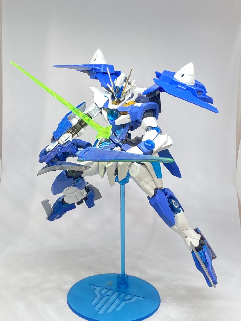 右腕の装甲に付けていたビームサーベルを使うと二刀流になります。