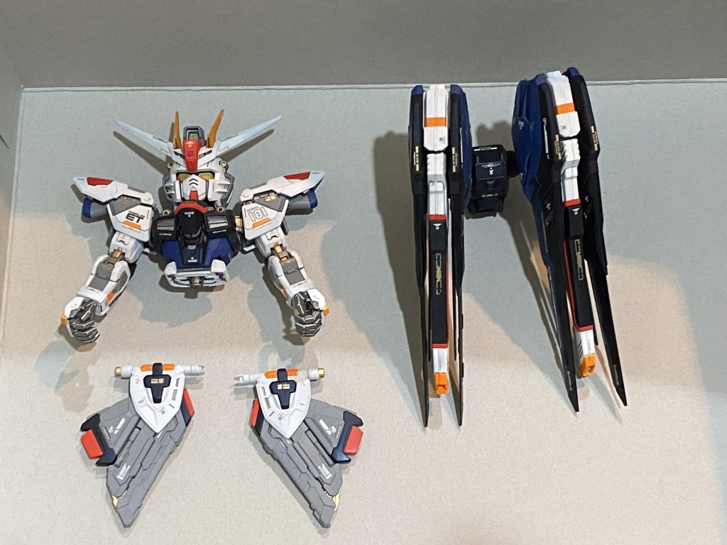 バックパックと腰のレールガンだけでちょっとしたHGぐらいのボリューム。