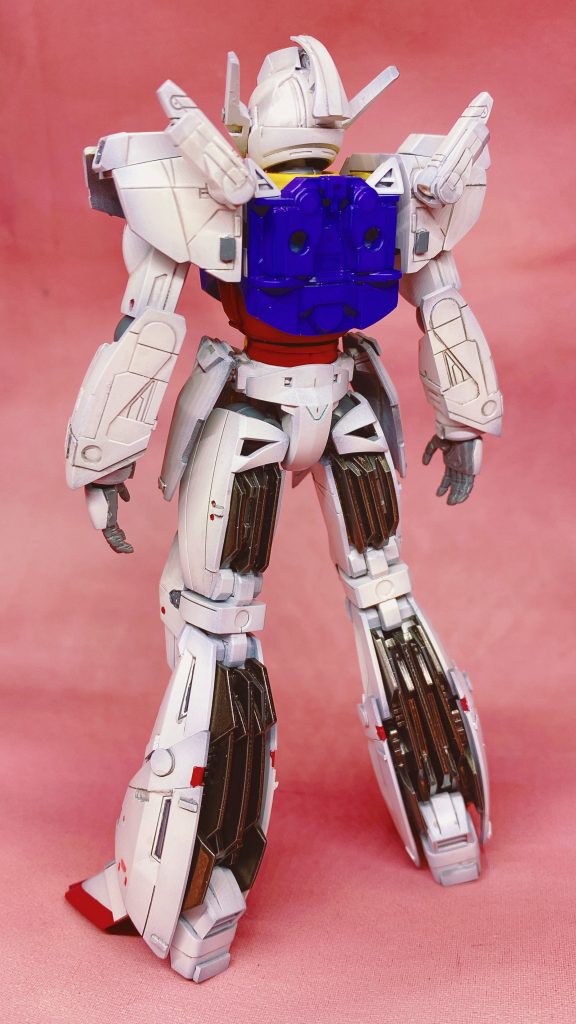 プロポーションは特に弄らず、タンエーからの新規パーツも極力変えず元パーツのみにセイラマスオさんリスペクトでスジボリやキットのランナーを中心に一部市販のものを使用してディテールを追加ました。頭部のトサカ部はコアガンダムMK-IIから移植してます。