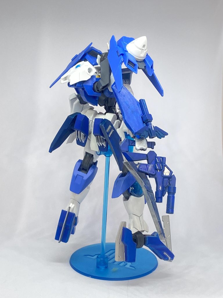 バックパックにこれみよがしに付いている白い部分から羽が生えます。