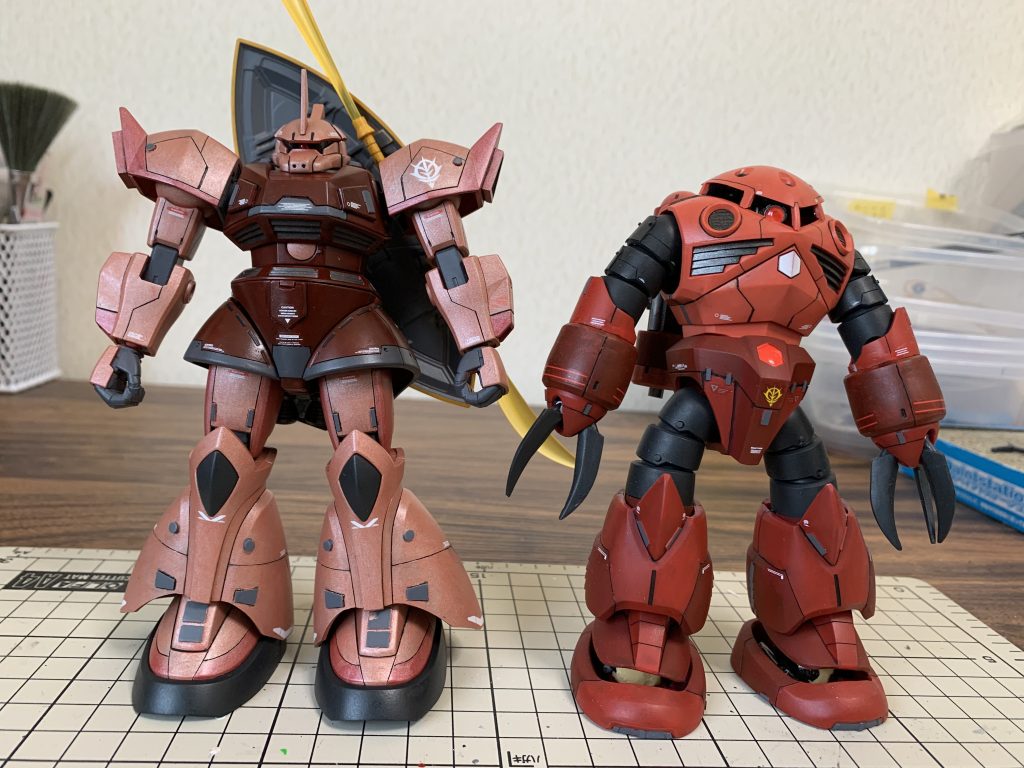 以前作ったズゴックと2ショット。色味はゲルググの方が好みです^ ^後はシャア専用ドムやザクも作りたいなぁと思っています。