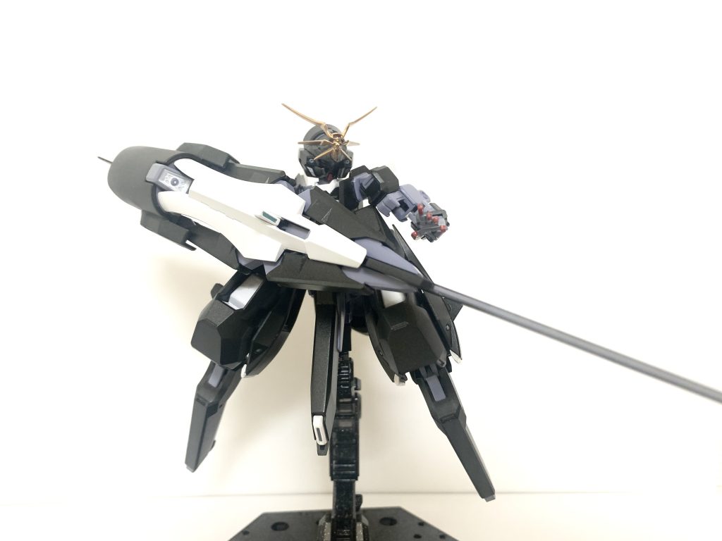 サイコブレードは研いだ上で赤色の下地に金を吹きつけ、深みのある輝きを狙いました。