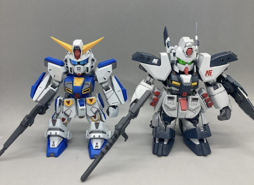 ハーディガン は、ヘビーガン2として開発されたものの、実はサナリィのF90のデータを盗用して作られたという設定。開発元のF90とパシャリ。両方ともクロスシルエットフレームを用いてます。