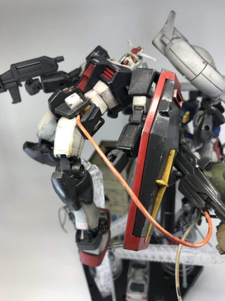 触手が機体内に入り込み制御を失うガンダム「うごけガンダム…なぜ動かん!」パイロットは最新モビルスーツを失ったシロッコです🙄以前に製作したEGガンダム、まさかのここで初お披露目😳先月美プラに興味を持ち始めた私は、ガンスタやネットで美プラを見ていました…すると美プラがガンプラの上半身を背負ってる作品を見まして…カッコいい!こんなの作ってみたい!と思い製作したのですが…なんだか全く違う作品になってしまった😨これ…美プラか?🤔