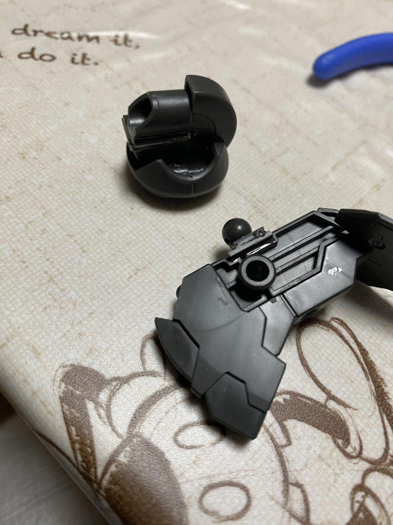 今回は腰の取り付け位置を弄ったくらいで後はキットのままです。エアリアルより大きくしたかったので良い感じかなと」(。Д。」)