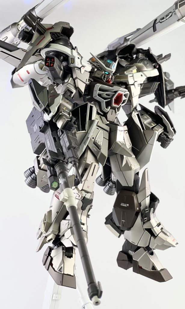 今回は素体のエールカラミティはそこまで改造せず、仕上げの塗装とウェザリングをメインに製作しました。塗装イメージは昔の戦闘機だったりバックトゥザ・フューチャーのデロリアンなどを参考にしました。