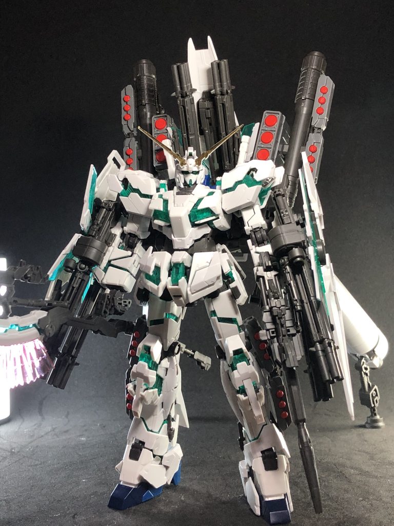 撮影スペースに入り切らず、アピールショットに載せるのをやめたフルアーマーユニコーンのデストロイモードこいつデカすぎw